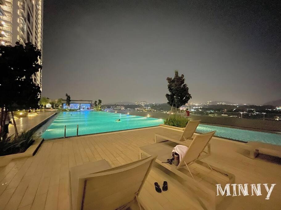 Netizen Near Mrt Couple Balcony Suite #31 Kampong Bukit Dukong Exterior photo